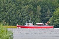 Feuerlöschboot SENATOR EMIL PETERS am 13.07.2024 auf der Trave gegenüber von Selmsdorf