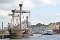 Fahrgastschiff HANSA und Kraweel LISA VON LÜBECK am 01.08.2024 in Lübeck