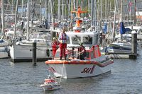 Modellschiff BERLIN der DGzRS am 31.08.2024 beim Tag der Seenotretter in Lübeck-Travemünde. Es hat Kraft genug, um das zur Deutschen Gesellschaft zur Rettung Schiffbrüchiger (DGzRS) gehörende Boot ERICH KOSCHUBS in Schlepp zu nehmen.