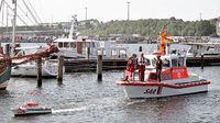 Modellschiff BERLIN der DGzRS am 31.08.2024 beim Tag der Seenotretter in Lübeck-Travemünde. Es hat Kraft genug, um das zur Deutschen Gesellschaft zur Rettung Schiffbrüchiger (DGzRS) gehörende Boot ERICH KOSCHUBS in Schlepp zu nehmen