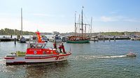 Modellschiff BERLIN der DGzRS am 31.08.2024 beim Tag der Seenotretter in Lübeck-Travemünde. Es hat Kraft genug, um das zur Deutschen Gesellschaft zur Rettung Schiffbrüchiger (DGzRS) gehörende Boot ERICH KOSCHUBS in Schlepp zu nehmen