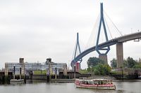 Köhlbrandbrücke und Rugenberger Schleuse am 19.09.2024 im Hafen von Hamburg