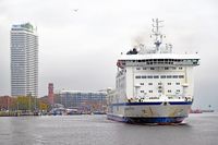 HUCKLEBERRY FINN (IMO 8618358, TT-Line) am 23.10.2024 einlaufend Lübeck-Travemünde