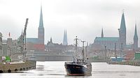 RIESENHAI im Nebeldunst auf der Fahrt in Richtung der Eric-Warburg-Brücke. Lübeck, 23.10.2024