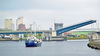 RIESENHAI auf der Fahrt in Richtung der Eric-Warburg-Brücke. Lübeck, 23.10.2024