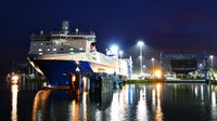 FINNMILL (Finnlines, IMO 9212656) am Abend des 14.11.2024 in Lübeck-Travemünde