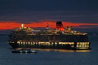 Lissabon 12.12.2024. Das Kreuzfahrtschiff QUEEN ANNE läuft ein