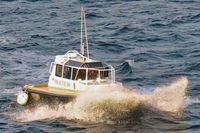 Vor Fuerteventura 14.12.2024. Lotsenboot auf dem Weg zur AIDAdiva