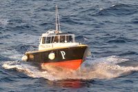 Vor Fuerteventura 14.12.2024. Lotsenboot auf dem Weg zur AIDAdiva