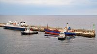 Im Hafen von Arrecife / Lanzarote 15.12.2024. General Cargo Ship RAS (IMO 9040663) wird beim Ablegen unterstützt von den Schlepp