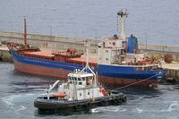 Im Hafen von Arrecife / Lanzarote 15.12.2024. General Cargo Ship RAS (IMO 9040663) wird beim Ablegen unterstützt von den Schlepp