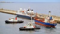 Im Hafen von Arrecife / Lanzarote 15.12.2024. General Cargo Ship RAS (IMO 9040663) wird beim Ablegen unterstützt von den Schlepp