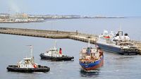 Im Hafen von Arrecife / Lanzarote 15.12.2024. General Cargo Ship RAS (IMO 9040663) wird beim Ablegen unterstützt von den Schlepp