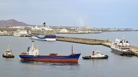 Im Hafen von Arrecife / Lanzarote 15.12.2024. General Cargo Ship RAS (IMO 9040663) wird beim Ablegen unterstützt von den Schlepp