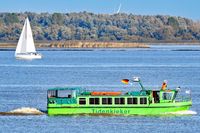 Fahrgastschiff TIDENKIEKER auf der Elbe querab Krautsand. 15.10.2017