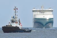 Schlepper VB ARGUS und FINNECO I am 18.06.2022. Das Finnlines-Fährschiff läuft erstmalig Lübeck-Travemünde an.