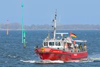 Feuerlöschboot SENATOR EMIL PETERS am 22.04.2022 auf der Trave bei Stülper Huk Alt-Travemünde