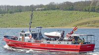 Feuerlöschboot SENATOR EMIL PETERS am 22.04.2022 auf der Trave bei Stülper Huk Alt-Travemünde
