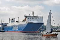FINNTIDE (Finnlines, IMO 9468920) und Segelboot fourteen hands am 15.05.2021 in Lübeck-Travemünde