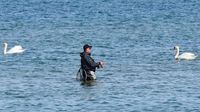 Angler in der Ostsee vor Heiligenhafen am 27.03.2022