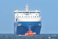 BOTNIA ENABLER (IMO 9884679) und Lotsenversetzboot BÜLK am 14.08.2022 in der Ostsee vor Lübeck-Travemünde