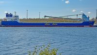 Bulk Carrier BULKNES (IMO 9384370) am 27.4.2021 eingehend Travemünde mit einer Teilladung Splitt aus dem norwegischen Jelsa für den Skandinavienkai. Das 2009 gebaute Massengutschiff von ca. 176 Meter Länge ist mit eigener Selbstlöscheinrichtung ausgestattet. Die BULKNES hat einen 85 m langen Schwenkarm und kann damit ihre Ladung direkt an Land löschen. Rund 33.000 Tonnen können geladen und mit ca. 3.000 Tonnen pro Stunde entladen werden