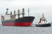 Bulk Carrier NIKOLAOS GS (IMO 9267170) und Schlepper VB BREMEN (IMO 9211212) am 25.08.2021 in der Ostsee vor Lübeck-Travemünde