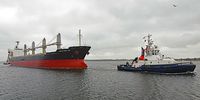 Bulk Carrier NIKOLAOS GS (IMO 9267170) und Schlepper VB BREMEN (IMO 9211212) am 25.08.2021 in der Ostsee vor Lübeck-Travemünde