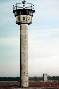 DDR-Beobachtungstürme 1376 (im Vordergrund) und 1375 bei Herrnburg. Januar 1990