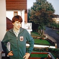 Zollanwärter Manfred Krellenberg mit Trainingsjacke des Zolls 1981
