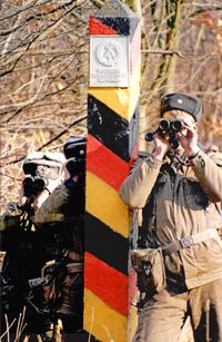 DDR-Grenzsoldaten gegenüber Abschrankung Lübeck-Eichholz