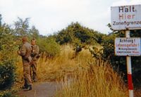 DDR-Grenzsoldaten gegenüber Abschrankung Lübeck-Eiccholz im September 1979