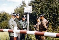 Bundesdeutsche Zollbeamte im Gespräch mit DDR-Grenzsoldaten