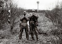 DDR-Grenzsoldaten gegenüber Abschrankung Lübeck-Eichholz im Jahr 1983