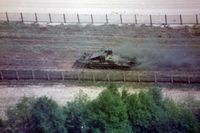 Minen-Räumpanzer T 55 beim Sprengen von Minen bei Herrnburg im Jahr 1984