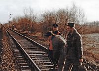 Streckenläufer der Reichsbahn und zwei DDR-Grenzsoldaten an der Grenze bei der Bahnlinie Lübeck-Herrnburg (1983/1984)