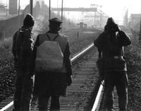 Streckenläufer der Reichsbahn und zwei DDR-Grenzsoldaten an der Grenze bei der Bahnlinie Lübeck-Herrnburg
