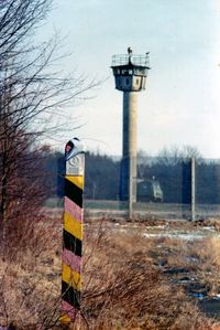 Eine am 03.03.1987 von Unbekannt über die DDR-Grenzsäule Nr. 82 (bei der Abschrankung Lübeck-Eichholz) gestülpte Unterhose