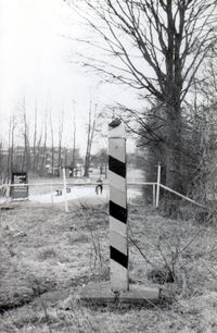 Eine am 03.03.1987 von Unbekannt über die DDR-Grenzsäule Nr. 82 (bei der Abschrankung Lübeck-Eichholz) gestülpte Unterhose