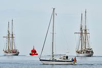 Die Dienst-Segelschiffe GLADAN und FALKEN der schwedischen Marine fahren am 29.05.2022 bei Lübeck-Travemünde hinaus auf die Ostsee.