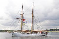 Das Dienst-Segelschiff GLADAN der schwedischen Marine fährt am 29.05.2022 bei Lübeck-Travemünde hinaus auf die Ostsee