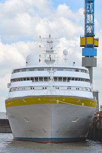 Kreuzfahrtschiff HAMBURG (IMO 9138329) am 26.05.2020 in Hamburg