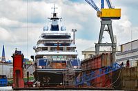 Megayacht TIS am 26.05.2020 im Hafen von Hamburg