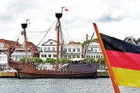 Kraweel LISA VON LÜBECK am 26.06.2016 in Lübeck-Travemünde