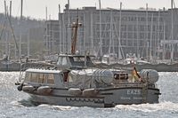 V3 des EAZS (Einsatzausbildungszentrum) der Marine Neustadt am 28.4.2021 Richtung Ostsee fahrend. Hafengebiet Neustadt / Holstein