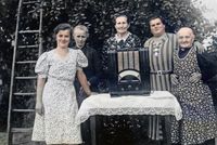 Freude über das neue Radio - Lübecker freuen sich im Jahr 1939 über die moderne Technik (Famile Berta Waack, Lübeck)