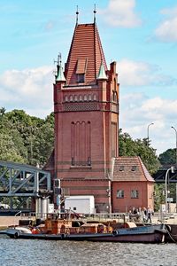 Wasserboot V am 17.06.2017 bei der Hubbrücke in Lübeck