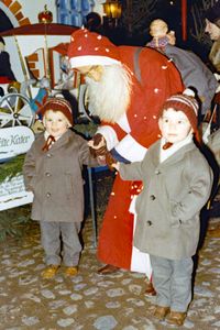 Weihnachtsmarkt Lübeck - Manfred und Volker Krellenberg mit Weihnachtsmann im Jahr 1967