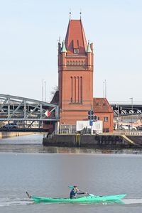Kajak-Fahrer am 20.02.2021 auf teilweiser vereister Trave bei der Hubbrücke Lübeck