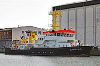 CAPELLA (IMO 9296949), Vermessungsschiff des Bundesamtes für Seeschifffahrt und Hydrographie, am 28.4.2021 im Hafen von Neustadt/Holstein